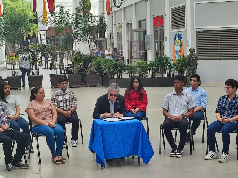 En silencio, Lasso firma el veto parcial a la Ley de Comunicación