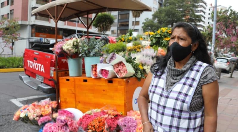 Amparito Cóndor, vendedora de flores, agredida por la administración de Guarderas.