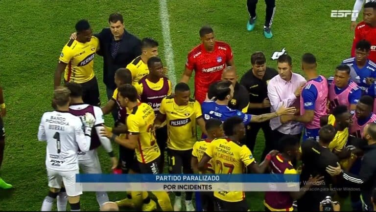 Clásico del Astillero de Ecuador se paraliza debido a incidentes en el estadio Capwell