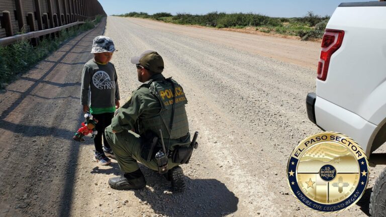 Postales del Gobierno del encuentro: coyoteros abandonan a niño en la frontera