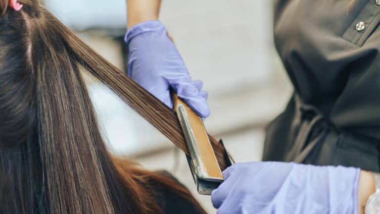 El uso de productos para alisar el cabello aumenta el riesgo de cáncer de útero, según estudio