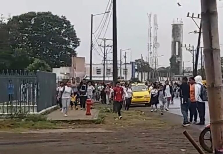 Estudiantes escapan por amenaza de bomba en un colegio de Manabí