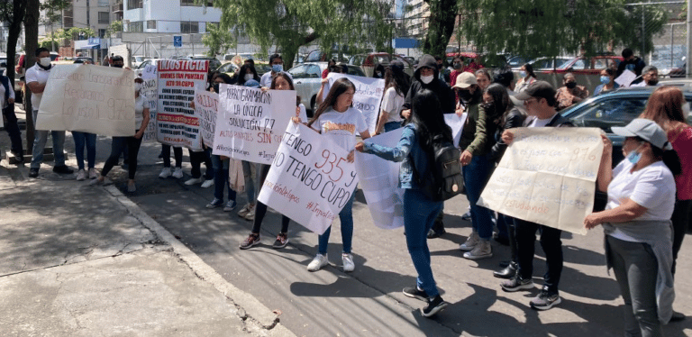 Estudiantes sobresalientes protestan la falta de cupos en la Universidad