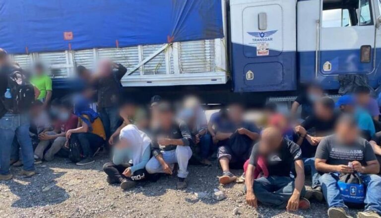 Migrantes ecuatorianos abandonados en una autopista de México