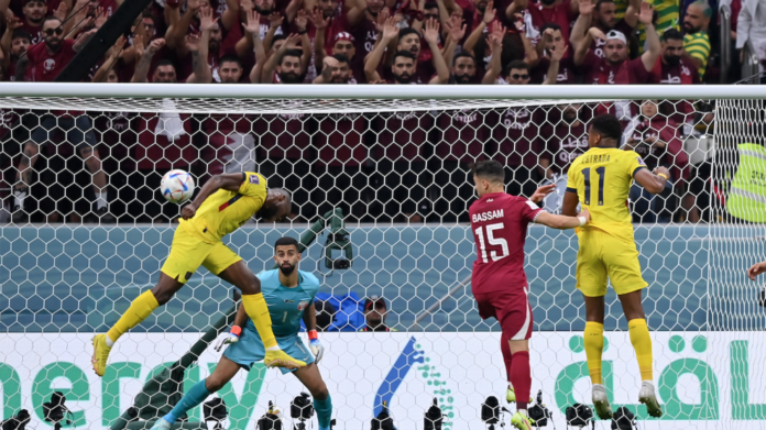 Enner Valencia anota la segunda para Ecuador ante Catar.