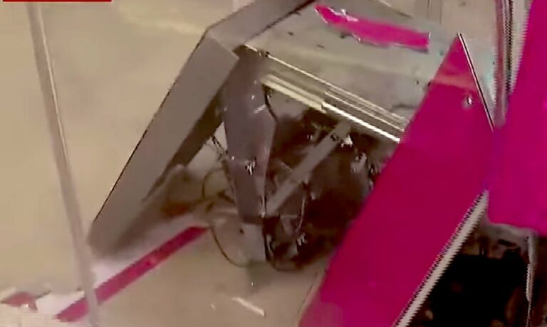 Ladrones explotan un cajero en el interior de una farmacia, en Quito