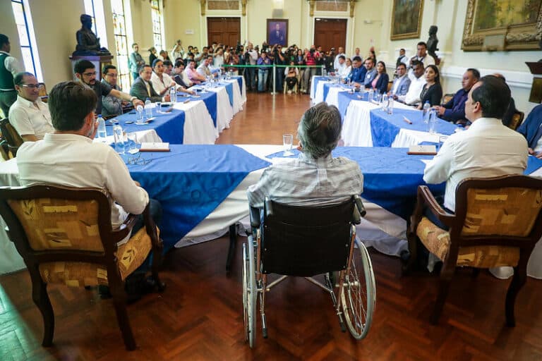 Lasso aparece en silla de ruedas durante reunión con gobernadores