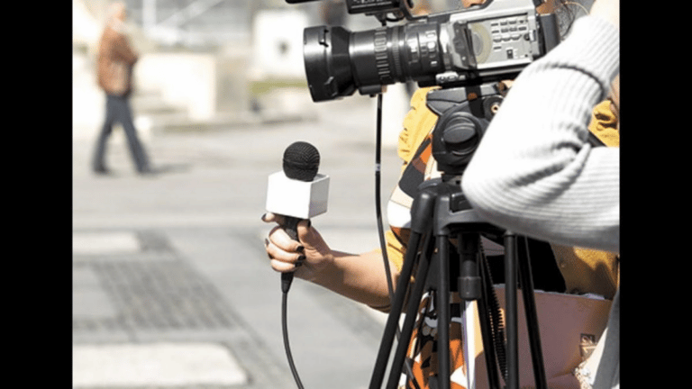 Uno de cada tres ecuatorianos cree que los periodistas son corruptos