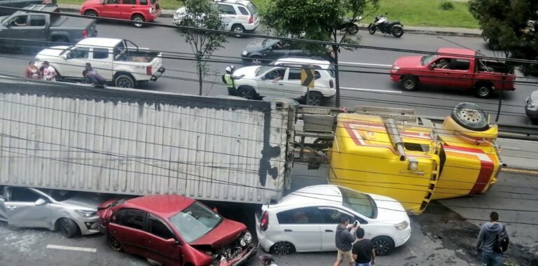 Tres vehículos fueron aplastados por un tráiler en avenida Simón Bolívar