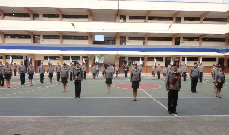 Padres de familia exigen renuncia de rectora del Liceo Policial