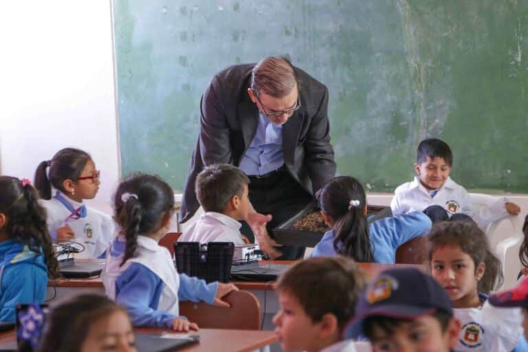 Reinventando la educación: Usos y limitaciones de la Inteligencia Artificial – Opinión