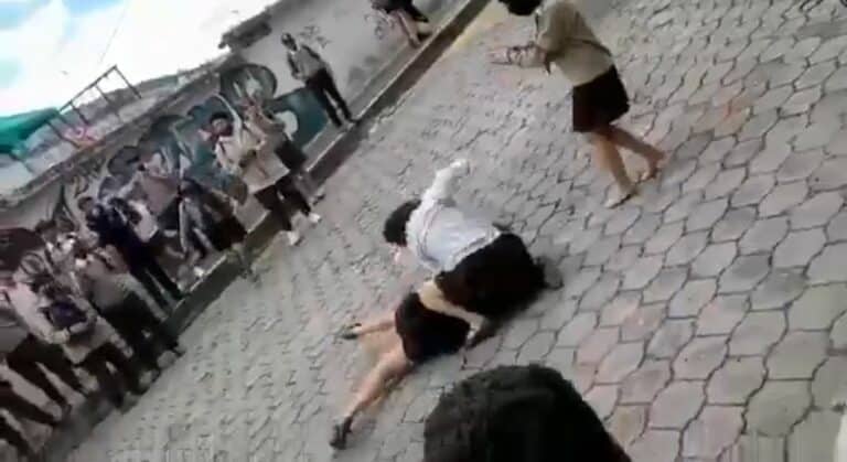 Estudiantes pelean fuera de un colegio en Quito
