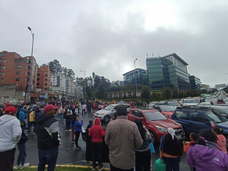 Moradores de Nayón en protesta por las construcciones de la UDLA