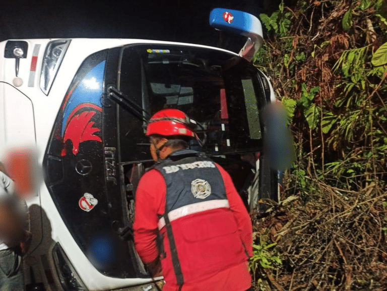 Bus accidentado en Manabí dejó un muerto y personas heridas