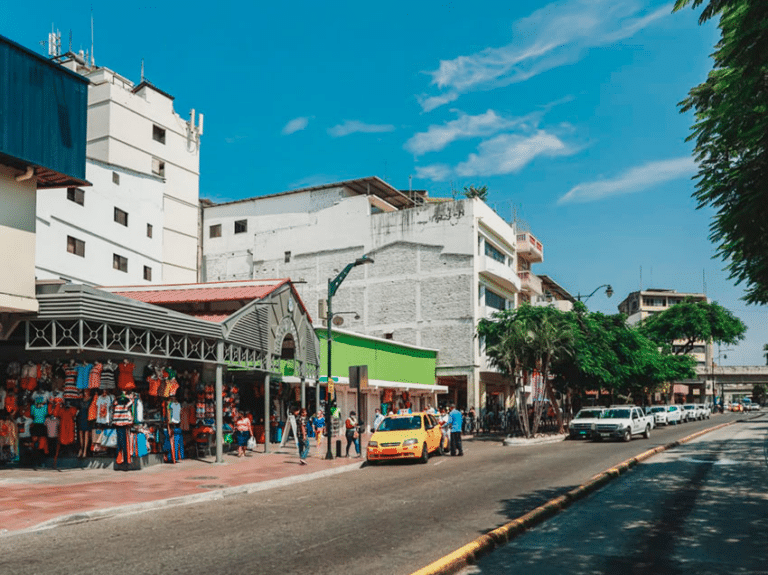 Un 20 % de negocios pequeños en Guayas padece de «vacunadores»