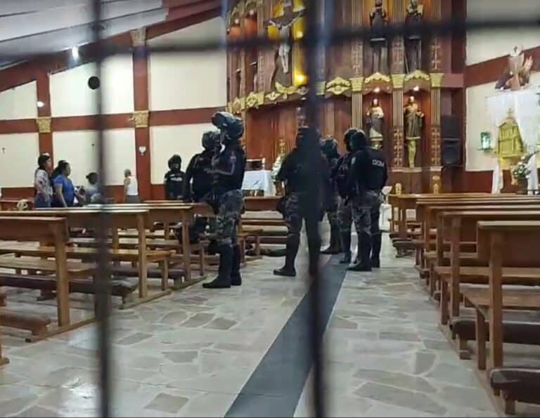 Servidor policial y ciudadana mueren acribillados en iglesia de La Libertad