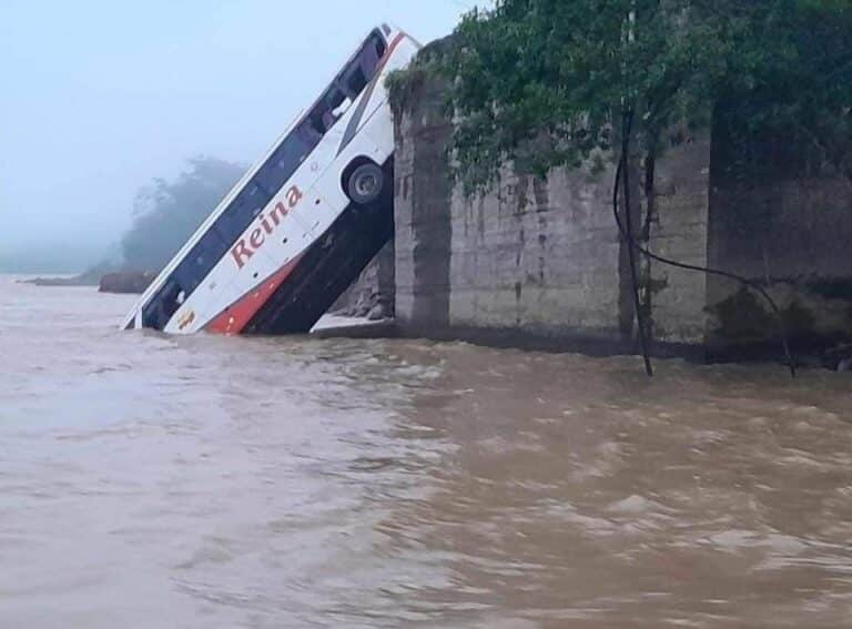 Un bus cayó al río Blanco por falta de señalética en puente caído