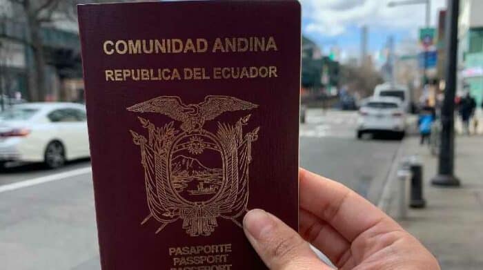 Ecuador en problemas: se extraviaron mil pasaportes en blanco