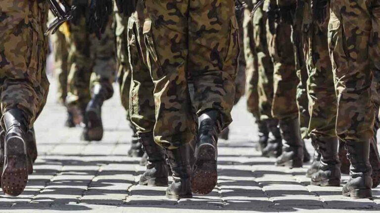 Comandante del Ejército ignora pregunta sobre presunta violación en División