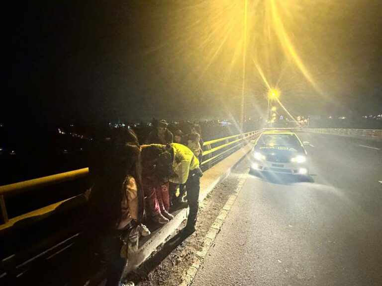 Una mujer intentó saltar del puente de El Chiche junto a su hija, en Quito