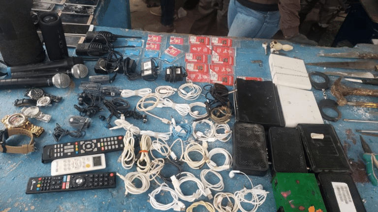 Decomisan armas, drogas y equipos tecnológicos de la Cárcel de Los Ríos