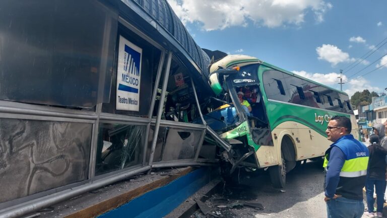 Brutal impacto de un bus contra una parada del Ecovía, en Quito