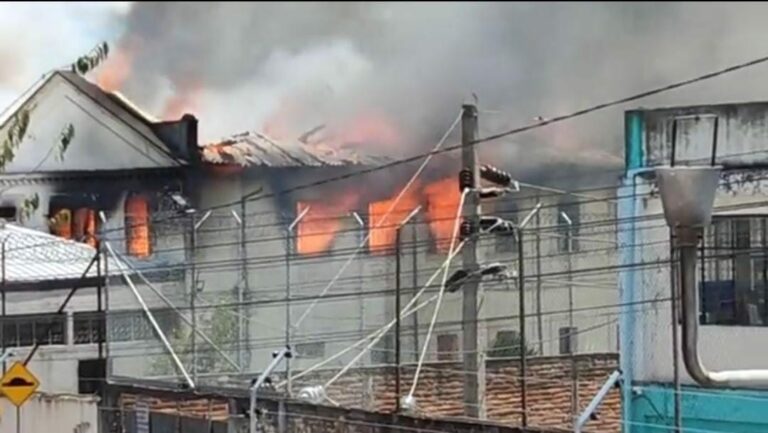 Un incendio se registra en el Centro de Detención de Menores, en Quito