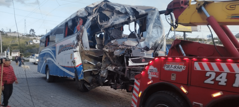 Dos fallecidos luego de que un bus se impactara contra una casa, en Aloag