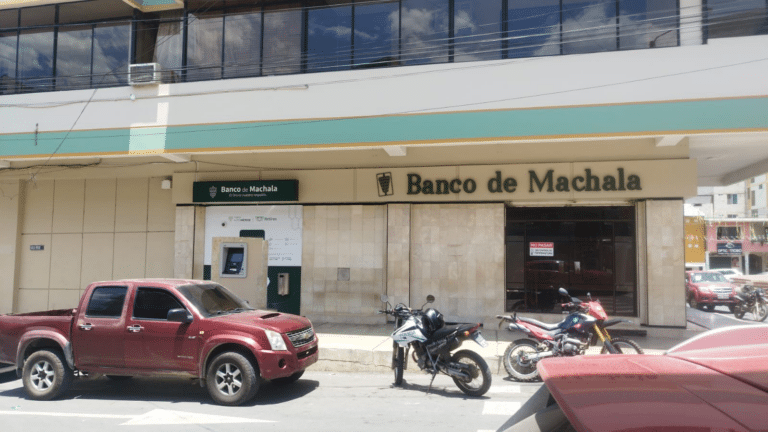 Roban medio millón de dólares de una agencia del Banco de Machala, en El Oro