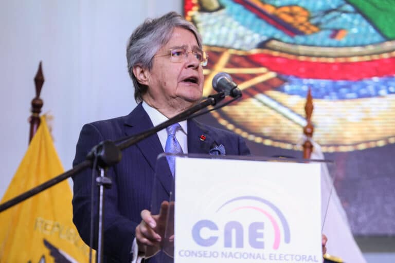 »El próximo presidente recibirá una democracia fortalecida», dice Lasso