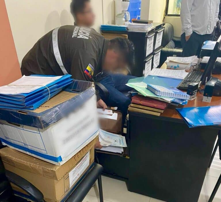 Detienen a nueve funcionarios públicos por presunta delincuencia organizada