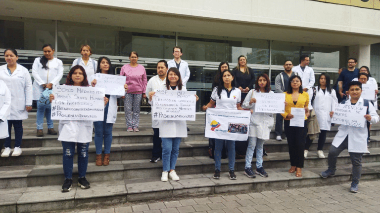 Médicos posgradistas exigen al Estado ecuatoriano el pago de cuatro meses