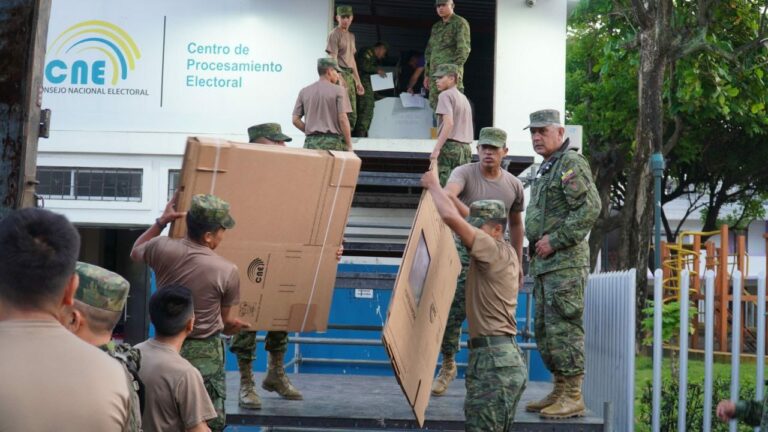 Paquetes electorales fueron distribuidos exitosamente en todos los recintos del país