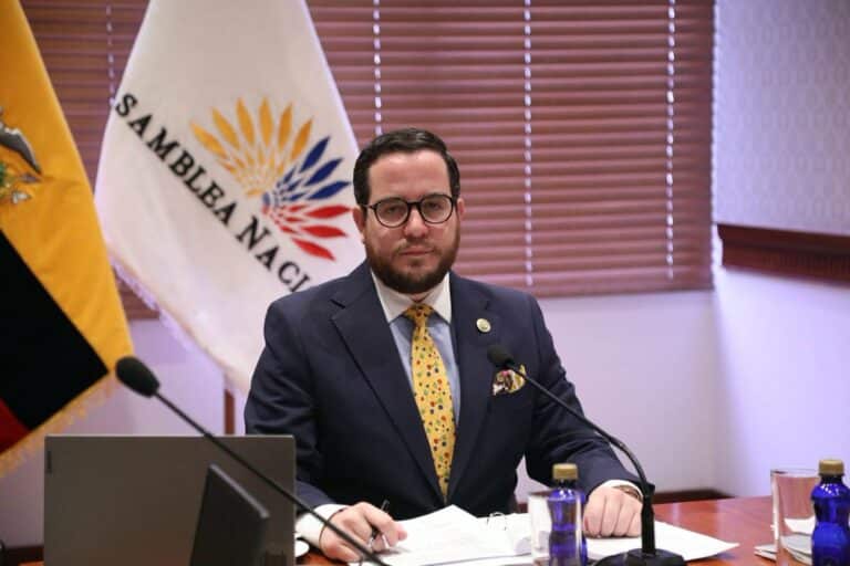 Secretario de la Asamblea denuncia amenazas del gobierno de Noboa
