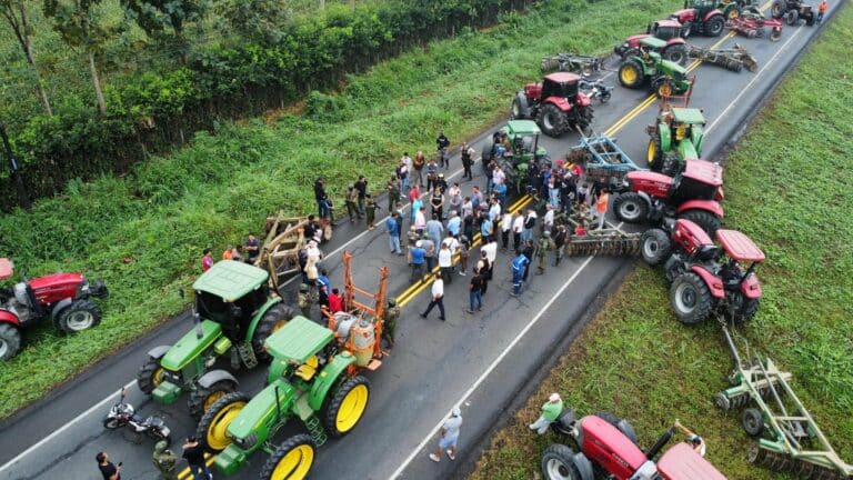 Productores de maíz cierran vías en protesta a las decisiones del Gobierno