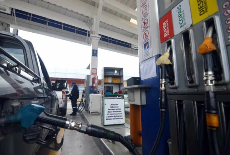 El precio de las gasolinas Extra y Ecopaís baja en 0.18 ctvs este mes