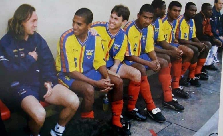 Recuerdo. Juan Francisco Aguinaga (tercero desde la izq.) junto a los tricolores convocados por Bolillo Gómez para el encuentro ante Perú en Lima.CORTESÍA