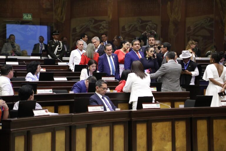 ¿Compra de votos? Asambleísta denuncia que intentaron negociar su deserción de la bancada de oposición