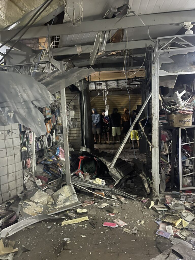 Guayaquil: Locales destruidos tras atentado explosivo en el sector comercial de La Bahía
