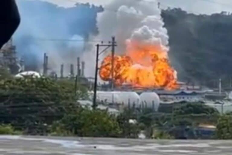 Esmeraldas arde, la dolarización tiembla: la crisis de la refinería que desnudó el modelo petrolero ecuatoriano