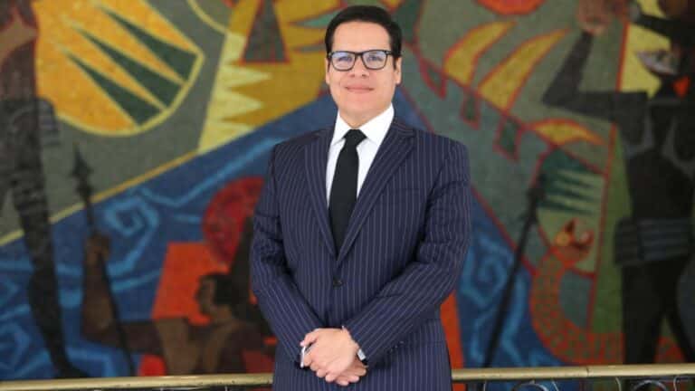 Julio José Neira, el funcionario con los nueve cargos