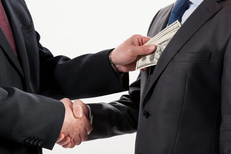 Tránsito bajo fuego: mafias usarían agencias ecuatorianas para lavar dinero y mover drogas