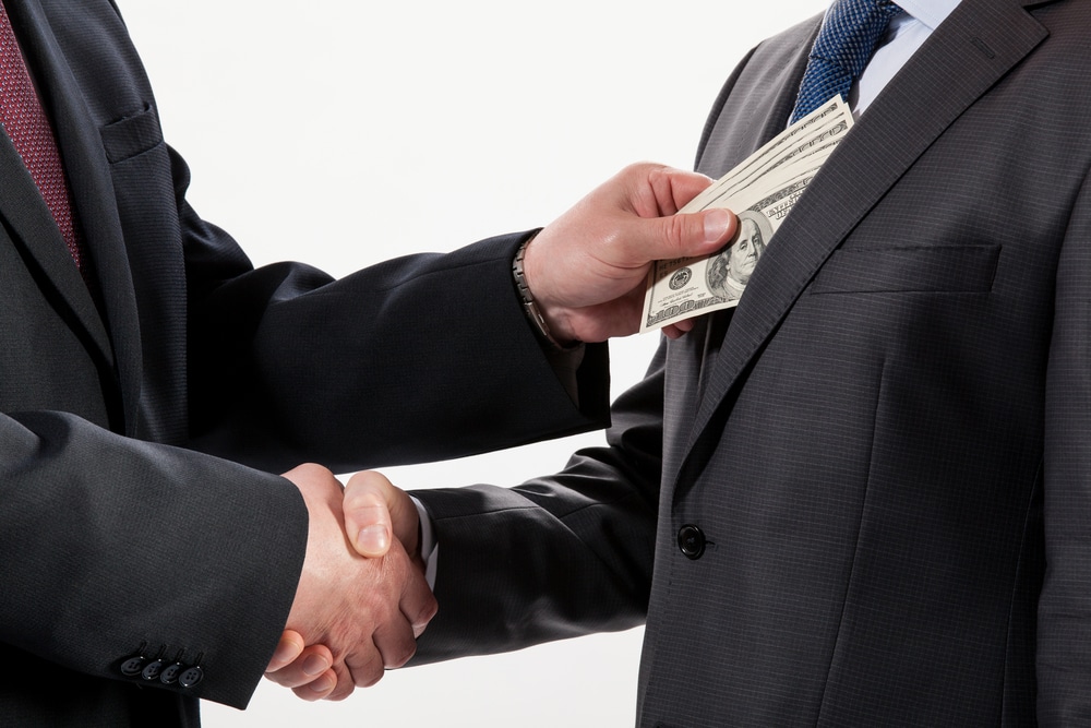 Tránsito bajo fuego: mafias usarían agencias ecuatorianas para lavar dinero y mover drogas